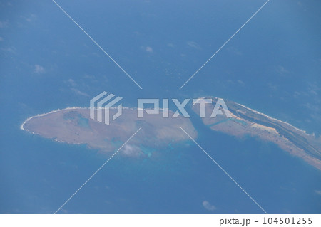 大潮の干潮時における宮古島 東平安名崎とパナリ干瀬 大潮の干潮時における宮古島 東平安名崎とパナリ干瀬 104501255