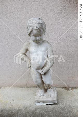古い小便小僧の置物の写真素材 [104501478] - PIXTA