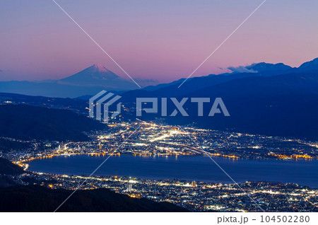 長野県/ 高ボッチ高原からみた富士山と諏訪湖の町並みが美しい夕景 104502280