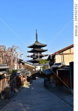 日本の春の京都 八坂の塔と美しい桜と青空 日本の春の京都 八坂の塔と美しい桜と青空 104502352