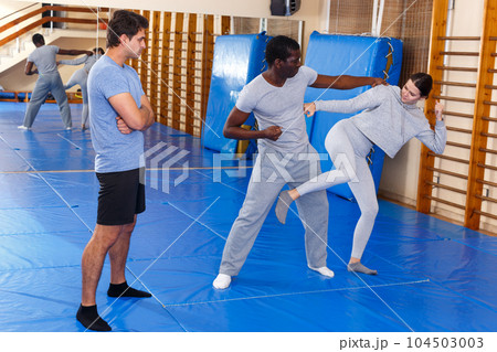 People fighting with coach at gym 104503003