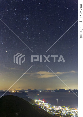 オリオン座昇る瀬戸内の秋の星景 104504288