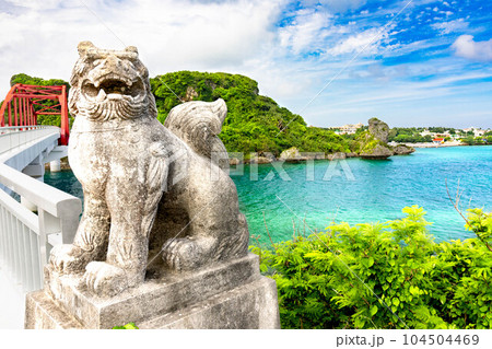 伊計島大橋のシーサーと海 伊計島大橋のシーサーと海 104504469