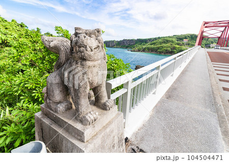伊計島大橋のシーサーと海 伊計島大橋のシーサーと海 104504471