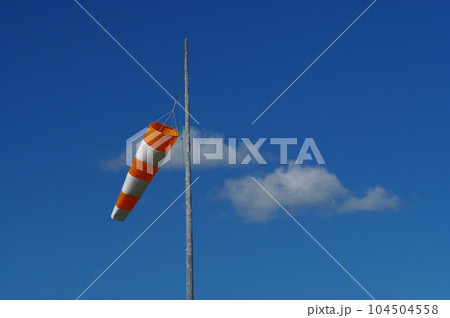 青空と吹流し 104504558