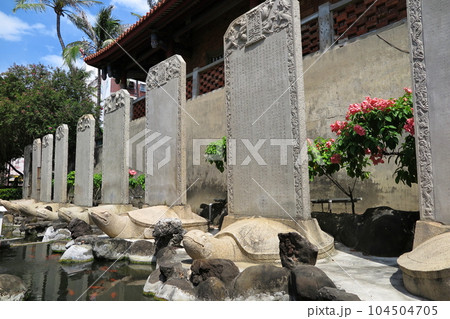 台南（台湾）の古跡、赤崁楼・前庭の石碑 104504705