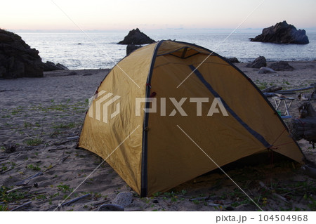 海キャンプ 日本海(新潟県) 夕暮れ 海キャンプ 日本海(新潟県) 夕暮れ 104504968