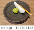 お皿に載った梨とぶどうの写真素材 104505128