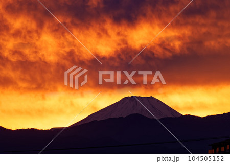 横浜・港北ニュータウンから見る富士山と夕焼け雲 104505152