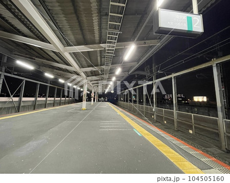 夜の埼京線与野本町駅ホーム 104505160