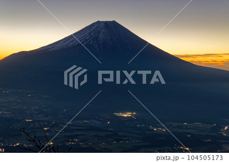 朝霧高原・毛無山稜線から見る夜明けの富士山 104505173