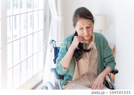 家で車椅子に乗っているシニア女性(介護・福祉) 家で車椅子に乗っているシニア女性(介護・福祉) 104505333