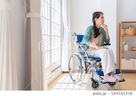 家で車椅子に乗っているシニア女性（介護・福祉） 104505336