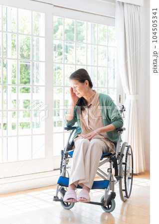 家で車椅子に乗っているシニア女性(介護・福祉) 家で車椅子に乗っているシニア女性(介護・福祉) 104505341