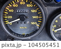 過走行のバイクのメーター 104505451