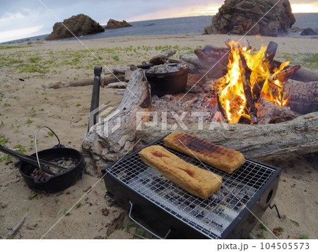 キャンプの夜めし 栃尾の油揚げと海 104505573