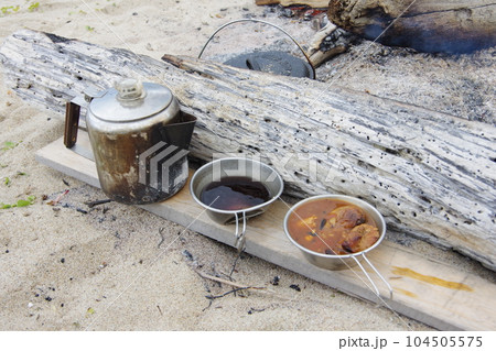 キャンプの朝めし トマトスープとコーヒー 104505575