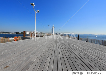 青い空と広い海によく似合う白い灯台 青い空と広い海によく似合う白い灯台 104505776