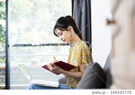 若い女性　テレワーク　リモートワーク　オンライン授業 104505778