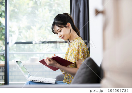 若い女性　テレワーク　リモートワーク　オンライン授業 104505783