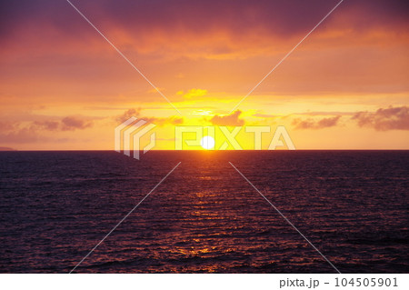 日本海 粟島付近の夕焼け 日本海 粟島付近の夕焼け 104505901