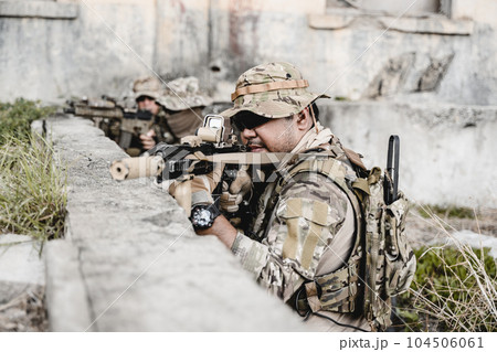 Smart teamwork of soldiers running forward and attacking enemy 104506061