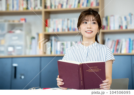 図書室で勉強する若い女性 図書室で勉強する若い女性 104506095