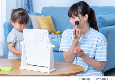 子育て中にメイクをするママ 子育て中にメイクをするママ 104506411