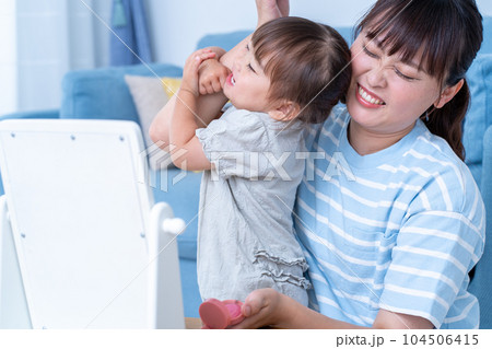 子育て中にメイクをするママ 子育て中にメイクをするママ 104506415