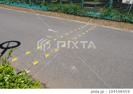 路面のハンプとキャッツアイ 104506459
