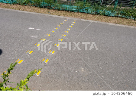 路面のハンプとキャッツアイ 104506460
