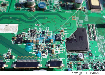 マザーボードと色水。半導体産業とネガティブなイメージ:不況、戦争など。 マザーボードと色水。半導体産業とネガティブなイメージ:不況、戦争など。 104506800