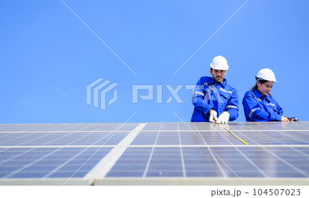 Solar panel station, Engineer installing solar panel at solar energy farm field 104507023