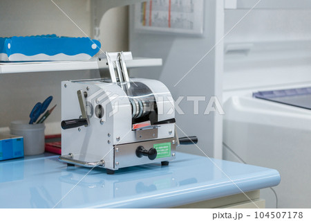 調整薬局での調剤室にある機械（PTP除包機） 104507178