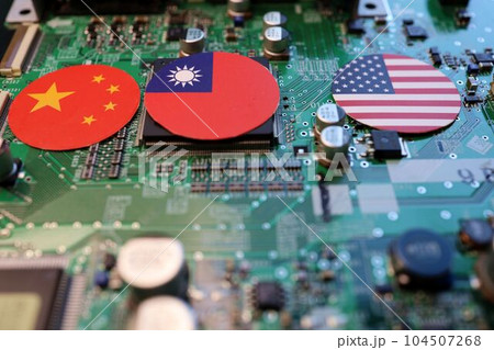 マザーボードと国旗。半導体と各国の思惑 マザーボードと国旗。半導体と各国の思惑 104507268