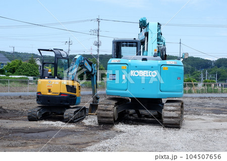 空き地に駐車してあるユンボ 空き地に駐車してあるユンボ 104507656