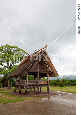 佐賀県、吉野ヶ里歴史公園で復元された弥生時代の家屋 104507944