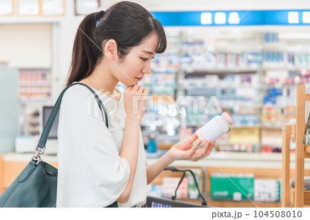 薬局・ドラッグストア・コンビニエンスストアで買い物をする女性 104508010