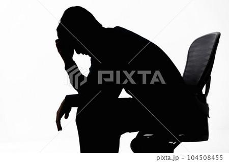考え込む男性シルエット 104508455