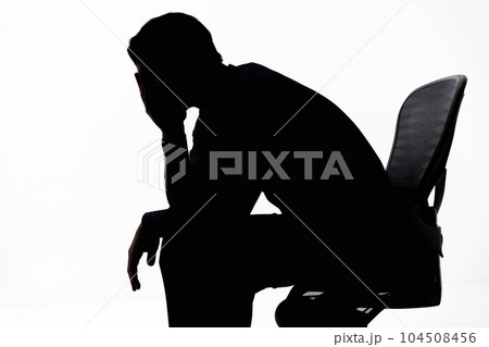 考え込む男性シルエット 104508456