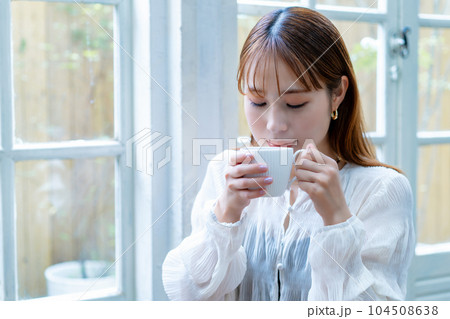 窓際でコーヒーを飲むZ世代の女性 104508638