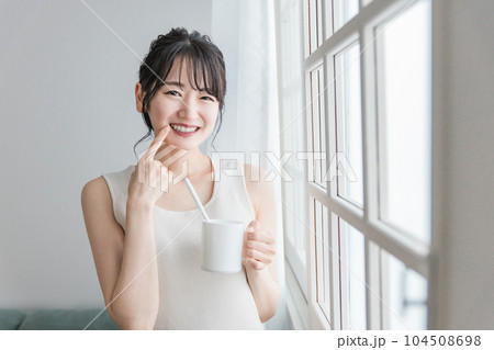 口元を指さす女性（歯磨き・ホワイトニング・歯列矯正） 104508698