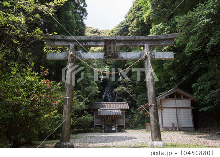 宮崎県児湯郡都農町にある瀧神社(都農神社境外末社・奥宮)の鳥居 104508801
