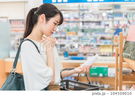 薬局・ドラッグストア・コンビニエンスストアで化粧品・コスメの買い物をする女性 104509010
