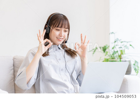 若い女性　パソコン　通信学習 104509053