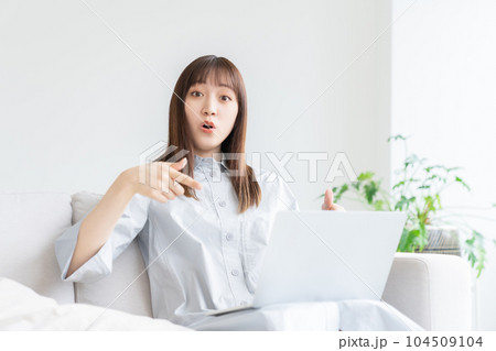 部屋でパソコンを見る女性 驚く おすすめ 部屋でパソコンを見る女性 驚く おすすめ 104509104
