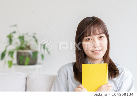 本を読む若い女性 本を読む若い女性 104509134