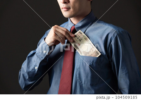 お金を持つ男性 104509185