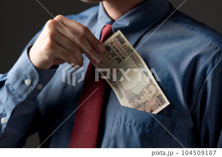 お金を持つ男性 104509187