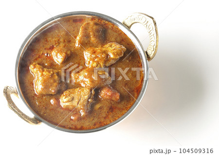 鶏肉入りスパイシー熱々インドカレーを白背景で俯瞰撮影 104509316